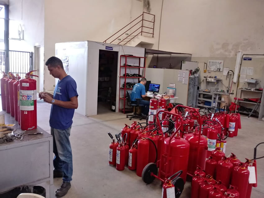 Equipe de produção de extintores da ADESEG